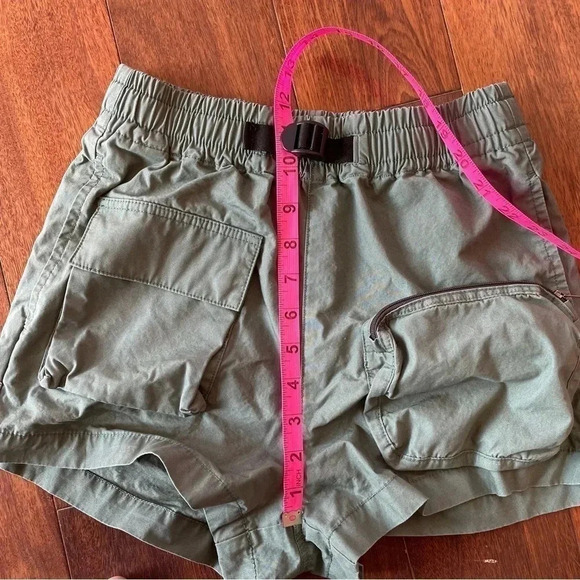 Aritzia TNA Cargo High Waisted Shorts Army Green Black Pocket Gorpcore XXS - Picture 10 of 10